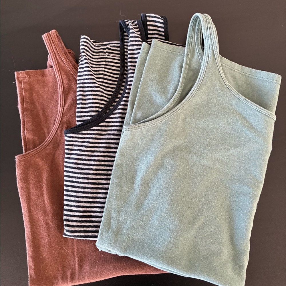 3 pack of Duluth No Yank Tanks